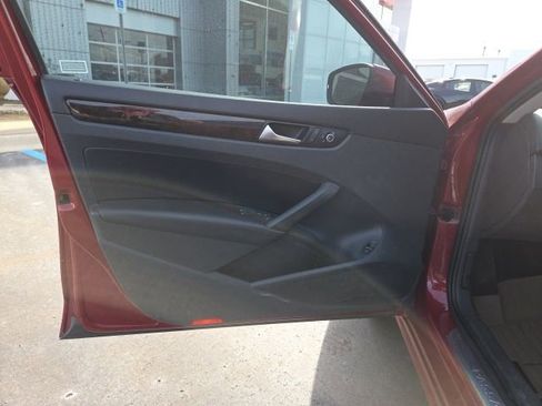 Used 2015 Volkswagen Passat TDI SEL Premium image 10