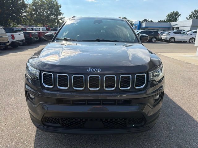 Used 2024 Jeep Compass Latitude AWD/4WD image 8