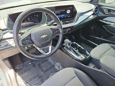 Used 2025 Chevrolet Trax LT w/ Driver Confidence Package FWD image 13