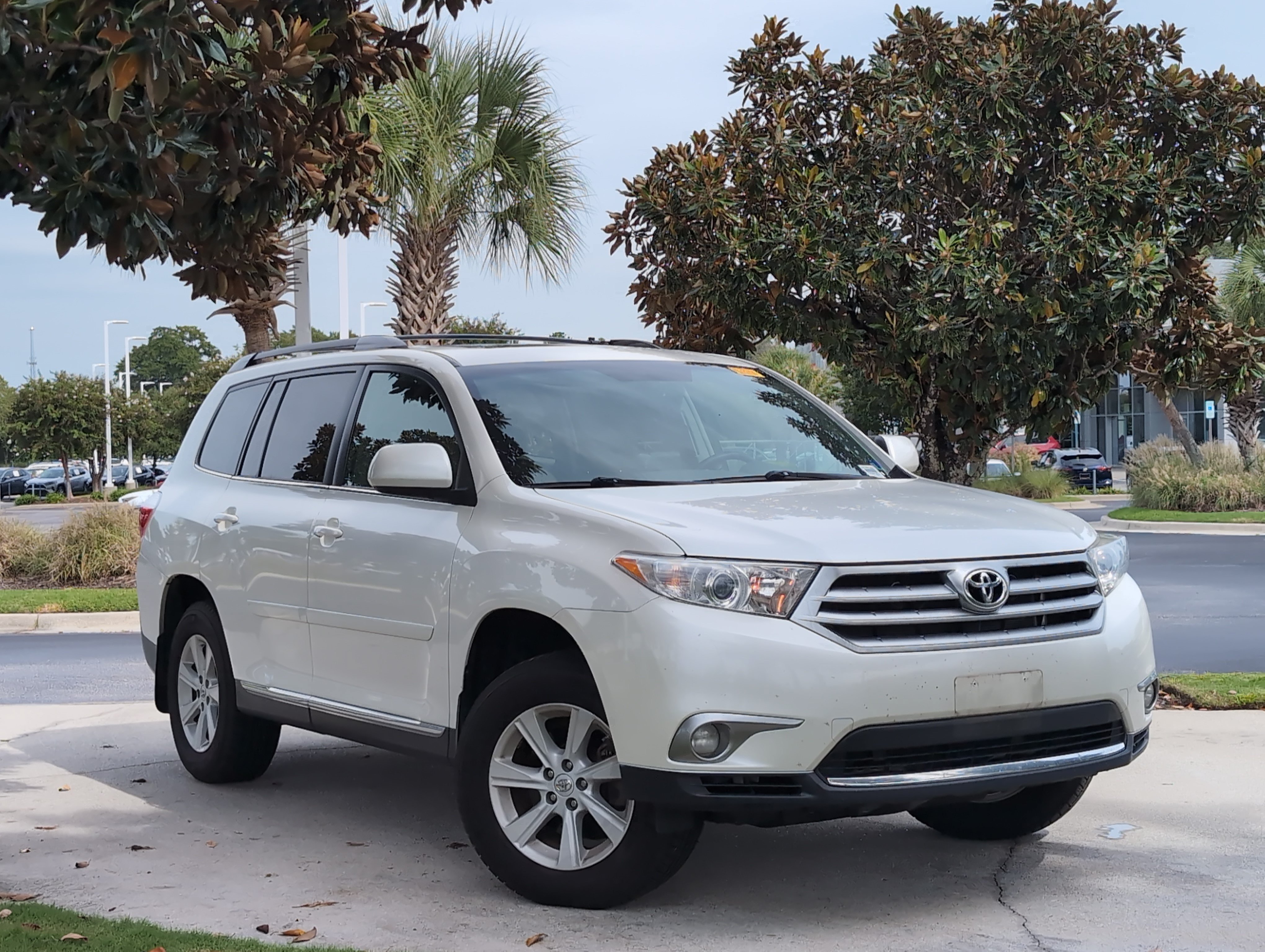 Used 2013 Toyota Highlander SE AWD/4WD image 2