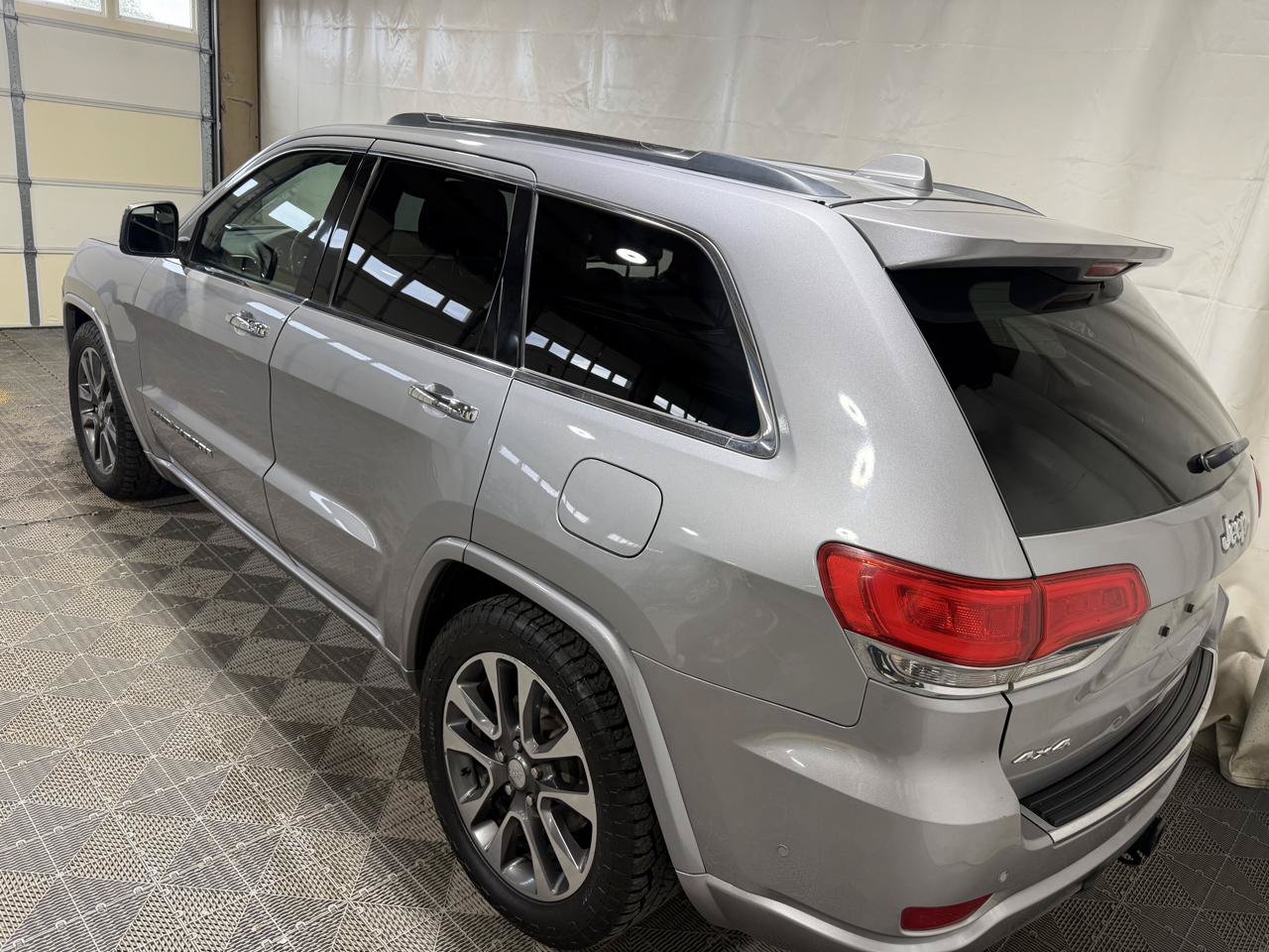 Used 2017 Jeep Grand Cherokee Overland w/ Jeep Active Safety Group AWD/4WD image 3