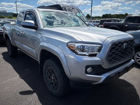 Used 2017 Toyota Tacoma SR5 w/ Tow Package AWD/4WD image 3