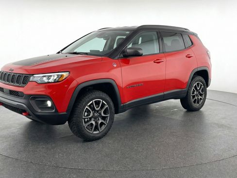 Used 2025 Jeep Compass Trailhawk image 3