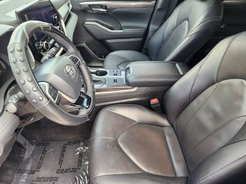 Certified 2025 Toyota Highlander Limited FWD image 13