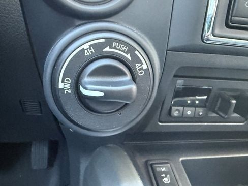 Used 2024 Nissan Titan SV w/ SV Convenience Package image 28