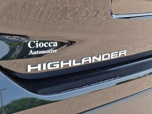 Used 2024 Toyota Highlander XLE AWD/4WD image 31