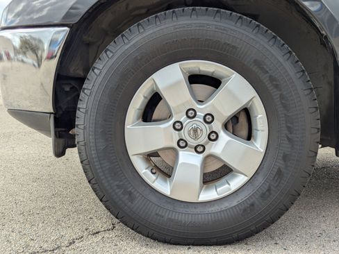 Used 2010 Nissan Frontier SE image 30