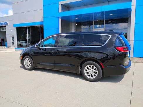 Used 2025 Chrysler Pacifica Select FWD image 10