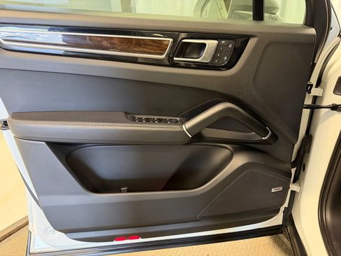 Certified 2023 Porsche Cayenne Platinum Edition AWD/4WD image 6