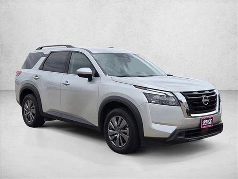 Used 2025 Nissan Pathfinder SV FWD image 3