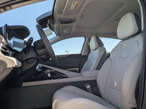 Certified 2025 Hyundai Elantra Limited FWD image 15