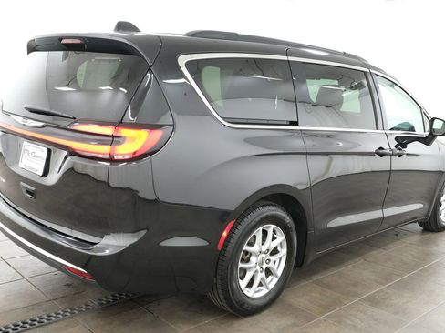 Used 2022 Chrysler Pacifica Touring-L FWD image 5