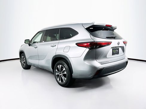 Used 2023 Toyota Highlander XLE FWD image 5