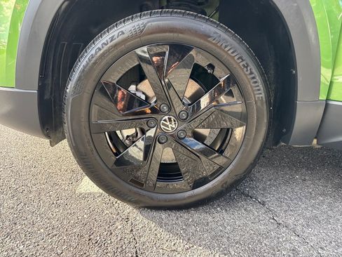 Certified 2025 Volkswagen Taos SE image 38