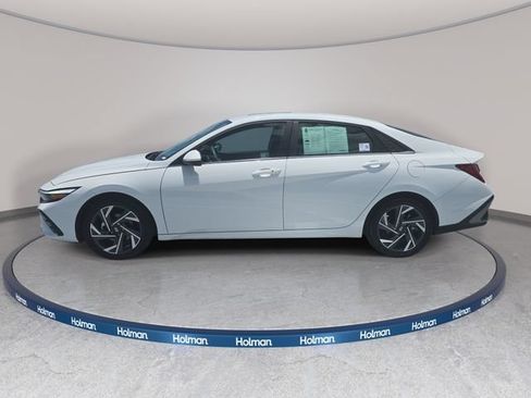 Used 2025 Hyundai Elantra SEL FWD image 9