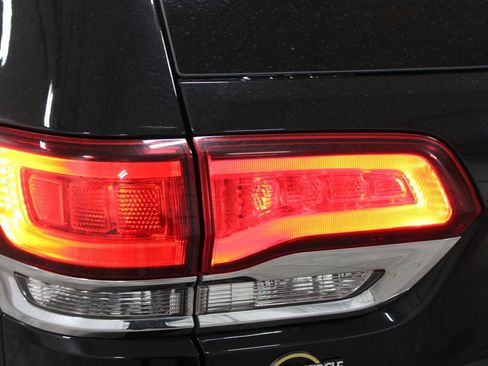 Used 2021 Jeep Grand Cherokee Limited w/ Luxury Group II image 17