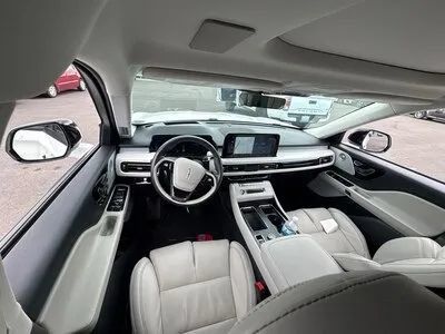 Used 2025 Lincoln Aviator Reserve w/ Luxury Package RWD image 4