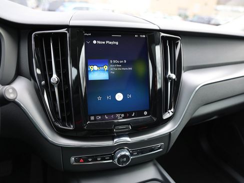 Used 2025 Volvo XC60 B5 Core image 22