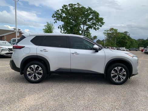 Used 2023 Nissan Rogue SV image 2