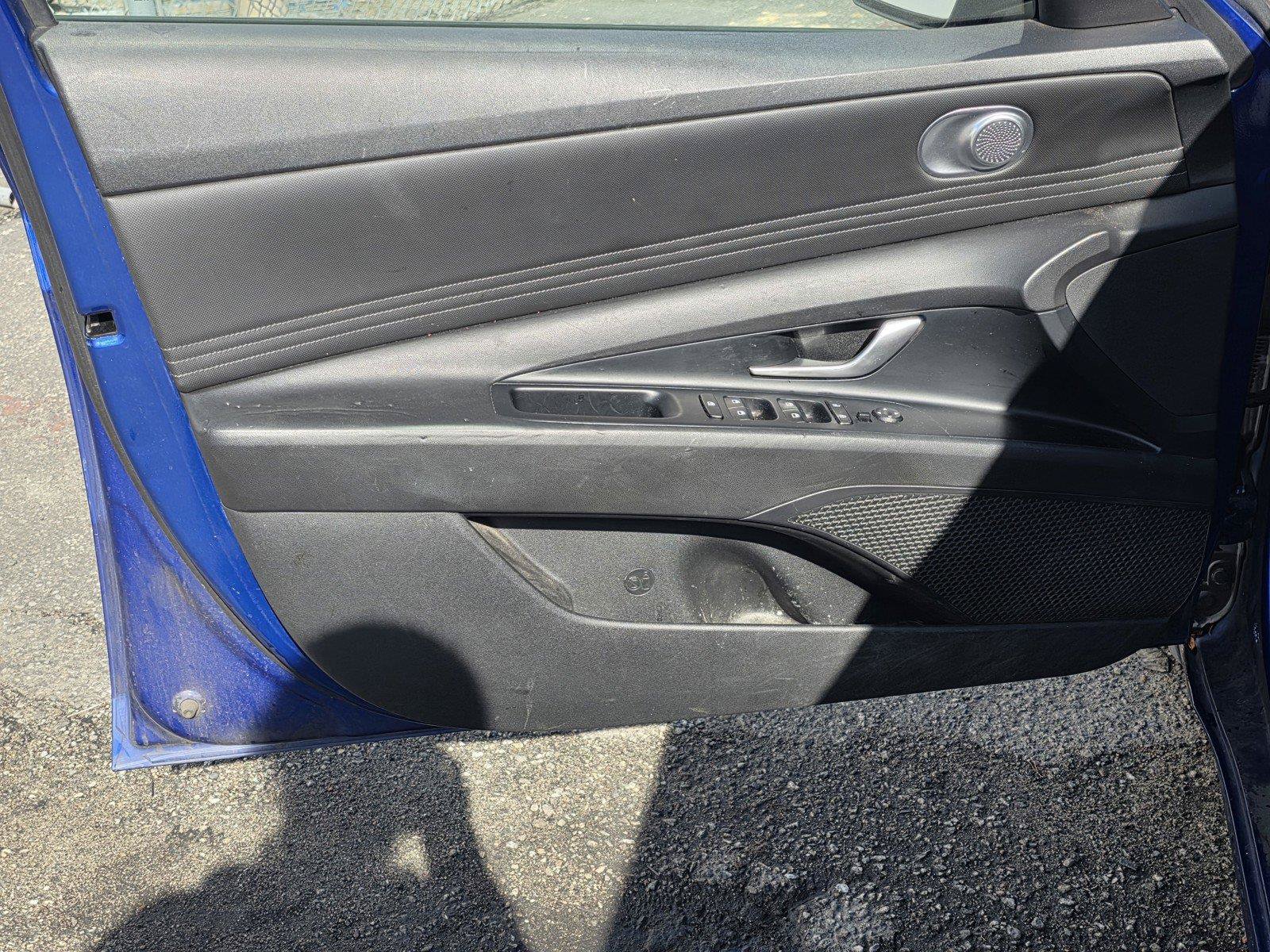 Used 2022 Hyundai Elantra SEL w/ Convenience Package FWD image 13
