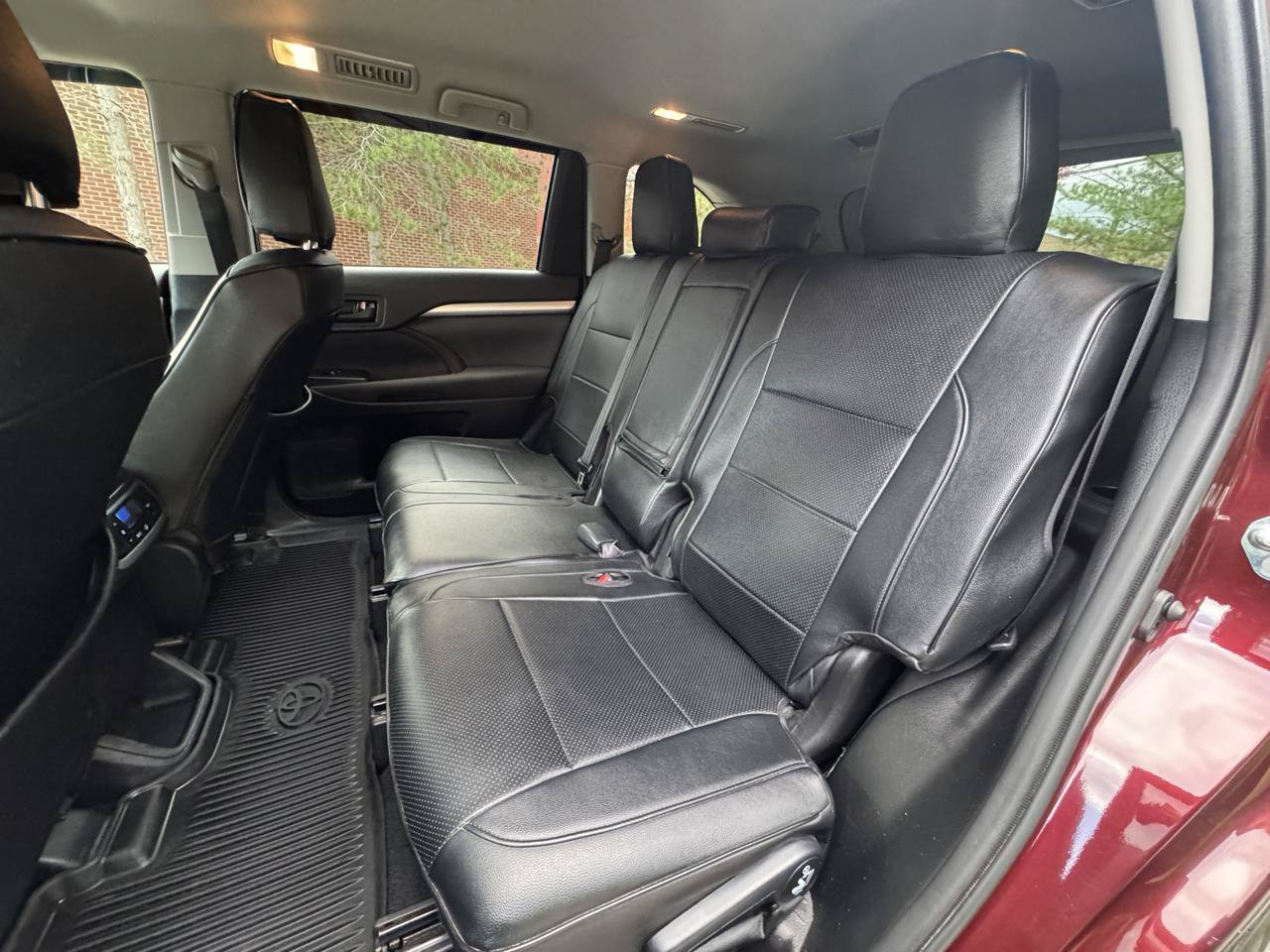Used 2019 Toyota Highlander LE AWD/4WD image 9