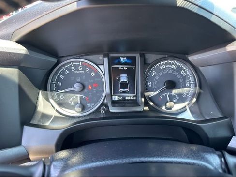 Used 2022 Toyota Tacoma TRD Off-Road w/ Technology Package AWD/4WD image 11
