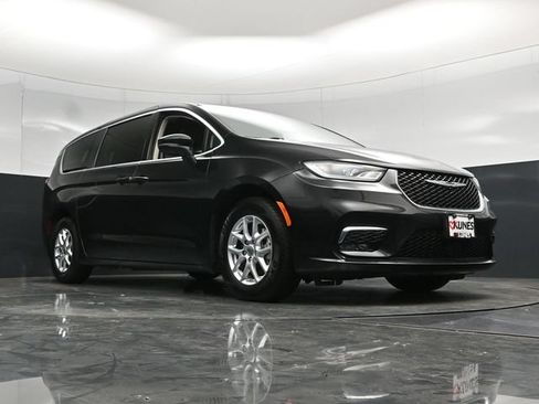 Certified 2023 Chrysler Pacifica Touring-L FWD image 58