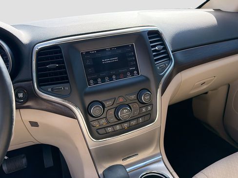 Used 2018 Jeep Grand Cherokee Laredo image 26