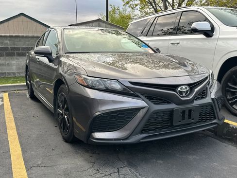 Used 2024 Toyota Camry SE image 3