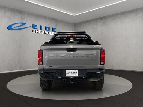Used 2025 Chevrolet Colorado ZR2 w/ Midnight Edition AWD/4WD image 13