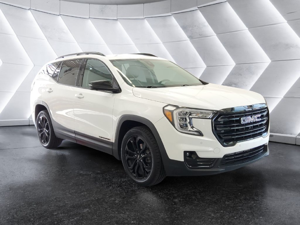 Used 2022 GMC Terrain SLT w/ Tech Package FWD image 1