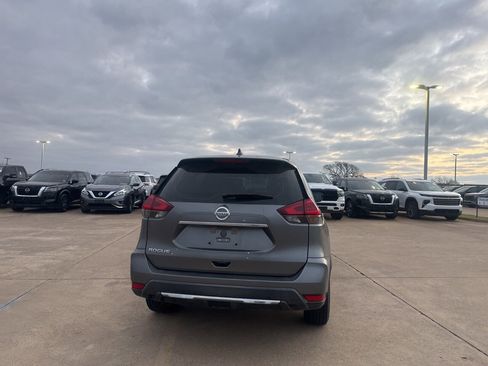 Used 2018 Nissan Rogue S image 19