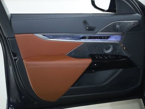 Used 2025 BMW i7 xDrive60 image 17