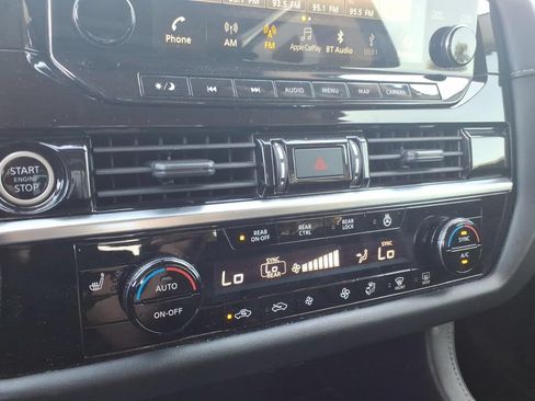 Used 2022 Nissan Pathfinder SL FWD image 21