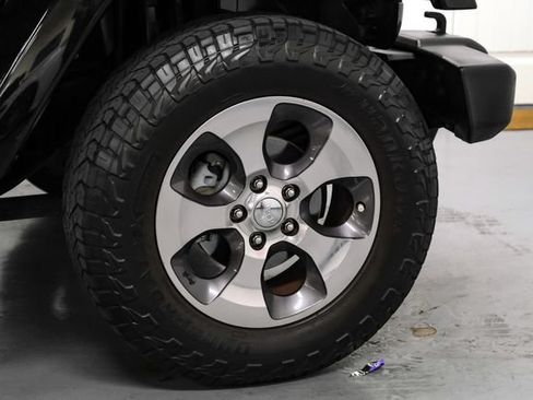 Used 2017 Jeep Wrangler Sahara w/ Connectivity Group AWD/4WD image 36