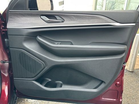 Used 2025 Jeep Grand Cherokee Limited w/ Black Appearance Package image 23