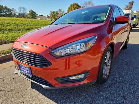 Used 2018 Ford Focus SE w/ SE Appearance Package image 3