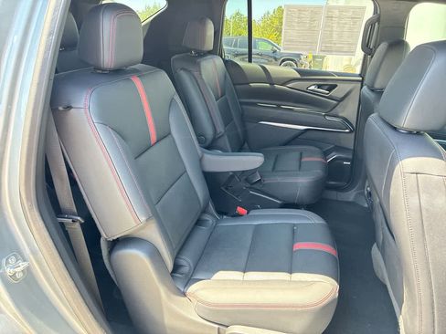 Used 2025 Chevrolet Traverse RS image 27