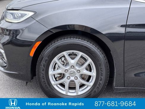 Used 2023 Chrysler Pacifica Touring-L image 35