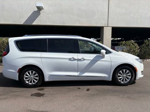 Used 2019 Chrysler Pacifica Touring-L FWD image 3