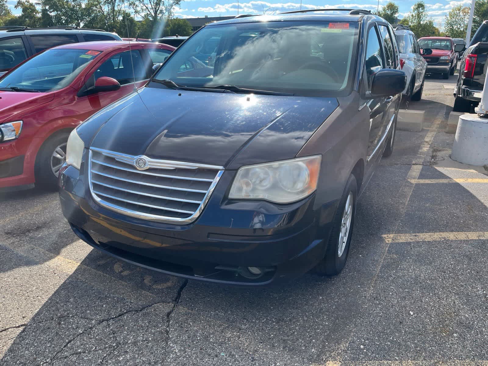 Used 2010 Chrysler Town & Country Touring w/ Entertainment Group #2 FWD image 4