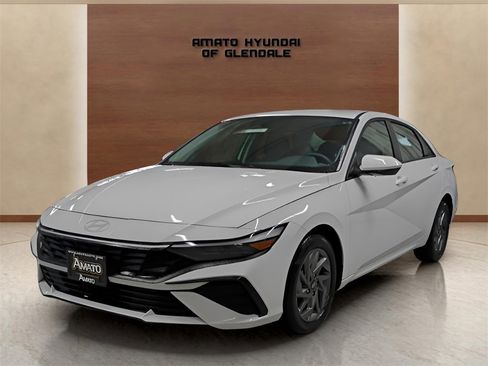 Used 2024 Hyundai Elantra SEL image 2