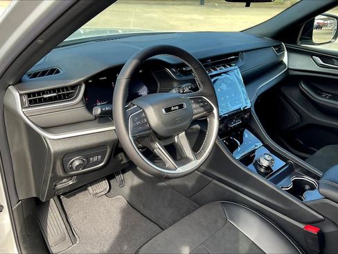 New 2025 Jeep Grand Cherokee L Altitude image 8