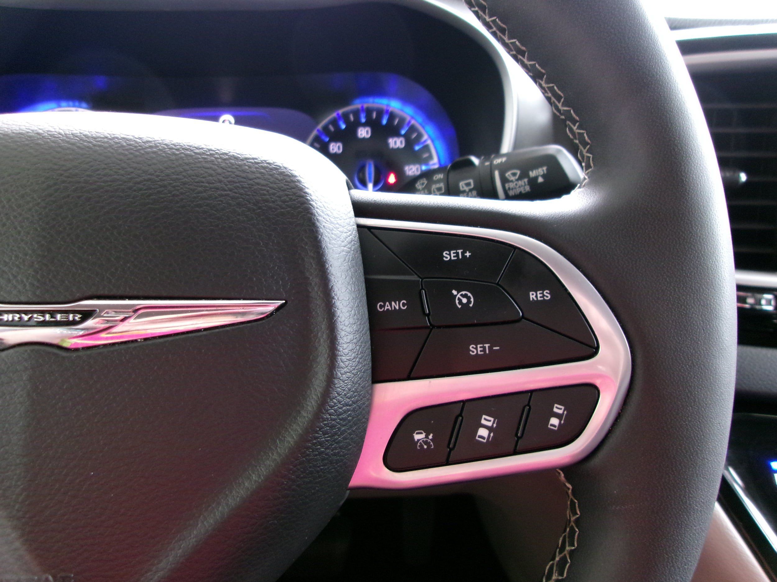 Used 2024 Chrysler Pacifica Touring-L FWD image 9