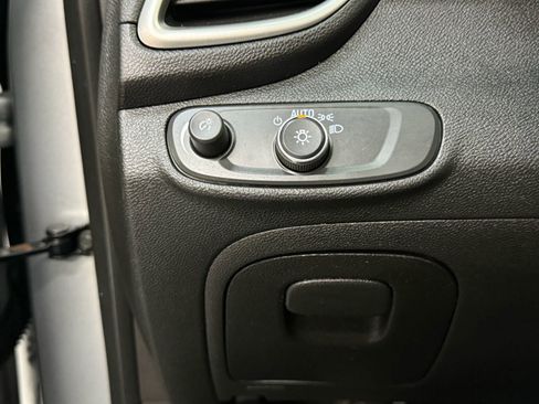 Used 2020 Chevrolet Trax LT w/ LT Convenience Package image 29