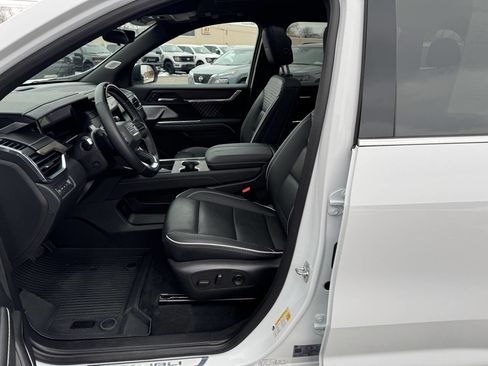 Used 2025 GMC Acadia Denali image 8