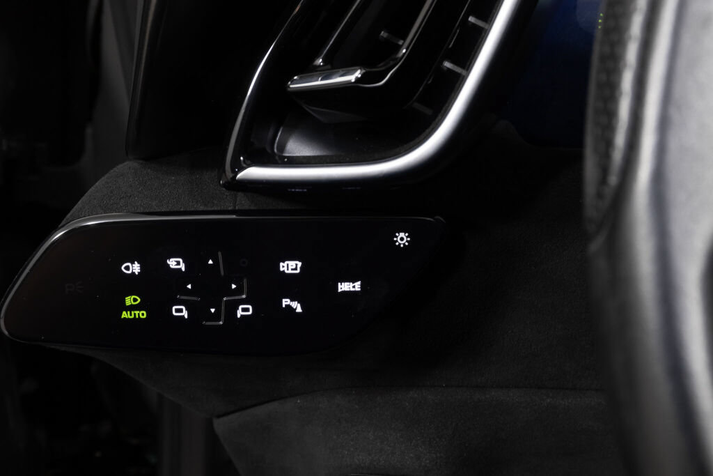 Used 2025 Ferrari Roma Spider RWD image 35