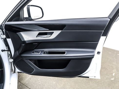 Used 2017 Jaguar XF Premium image 24