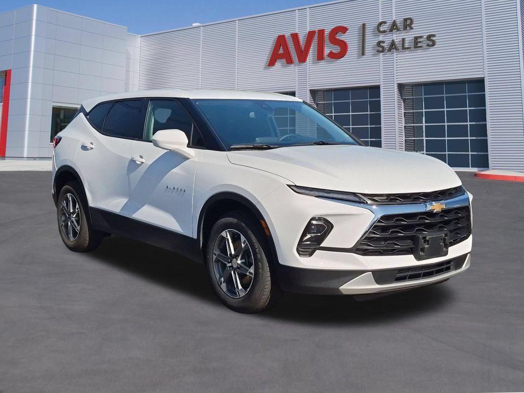 Used 2025 Chevrolet Blazer LT FWD image 3