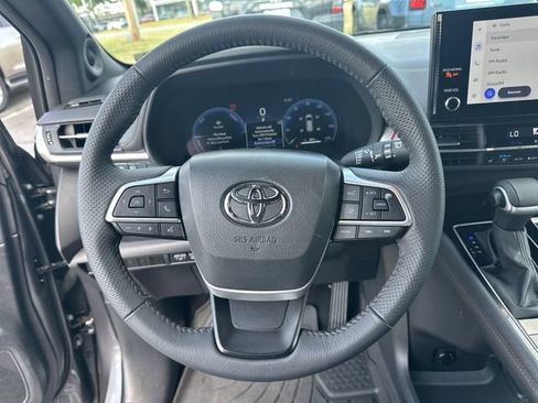 Used 2025 Toyota Sienna Limited FWD image 8